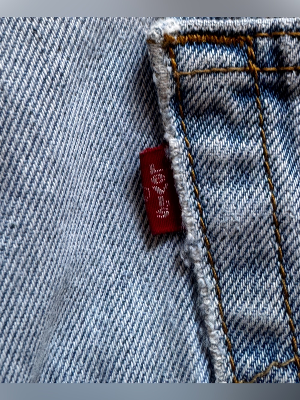 Y2K Vintage Levi’s 100% Cotton Light Wash Cut Off Jeans Sz M - Picture 3 of 9